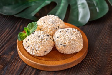 Susamlı Japon pirinçli keki. 