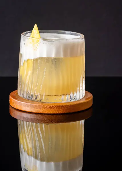 Bicchiere Whiskey Cocktail Acido Guarnito Con Scorza Limone — Foto Stock
