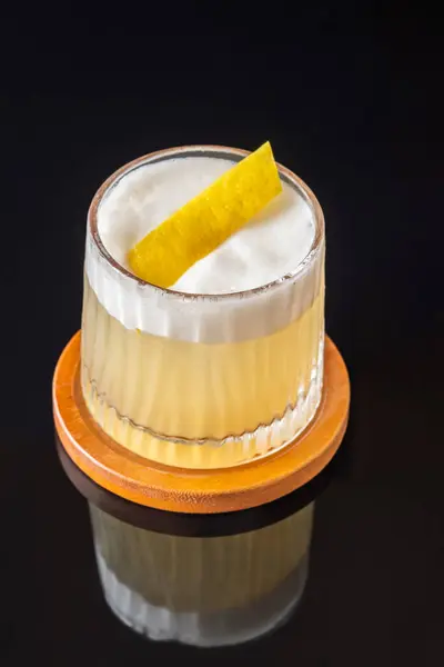 Glas Whiskey Sour Cocktail Garniert Mit Zitronenschale Stockbild