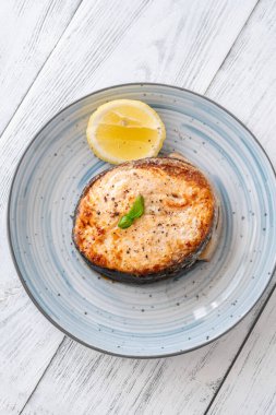 Limonlu haşlanmış somon madalyonu.