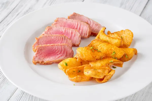 Portion Thunfisch Mit Kartoffeldipperl Auf Dem Teller Stockbild