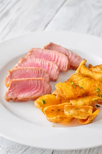 Portion Thunfisch Mit Kartoffeldipperl Auf Dem Teller Stockbild