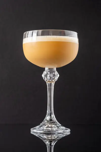 Death Flip Cocktail Garniert Mit Geriebener Muskatnuss lizenzfreie Stockbilder