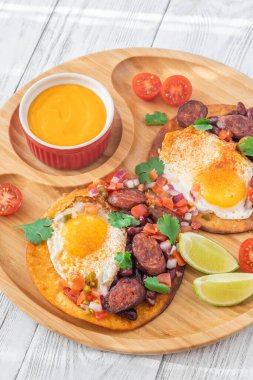 Çedar peyniri soslu Chorizo ve yumurta tostada.