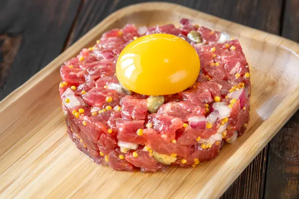 Porción Carne Res Tartar Cubierta Con Una Yema Huevo Crudo Imagen De Stock