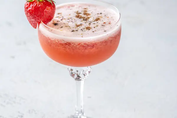 Cocktail Aus Erdbeerfeldern Garniert Mit Balsamico Essig Tropfen lizenzfreie Stockfotos