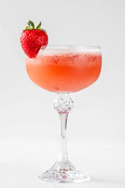 Cocktail Aus Erdbeerfeldern Garniert Mit Balsamico Essig Tropfen lizenzfreie Stockfotos