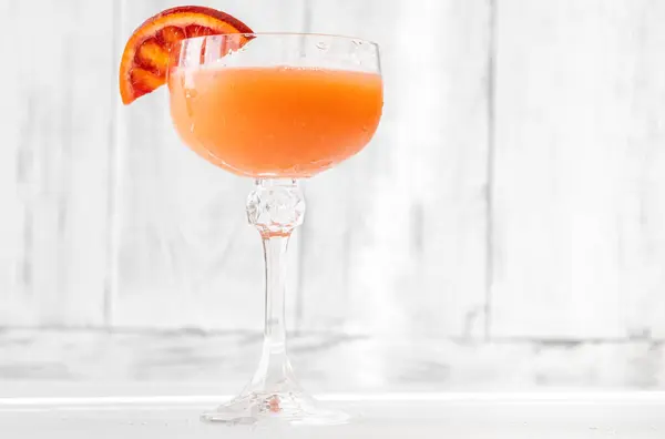 Sappig Bloed Cocktail Versierd Met Oranje Wiel Rechtenvrije Stockafbeeldingen