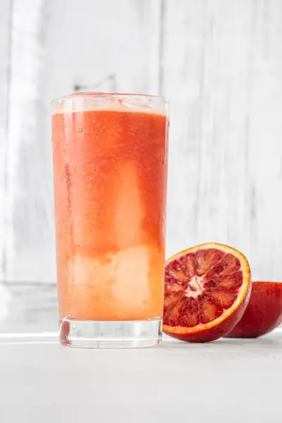 白い背景の血の赤いオレンジ ジュースのガラス ロイヤリティフリーのストック画像