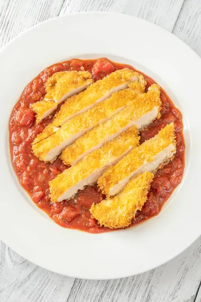 Chuleta Pollo Milanés Adornada Con Salsa Tomate Imagen De Stock
