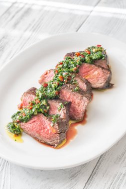 Chimichurri soslu dilimlenmiş biftek.