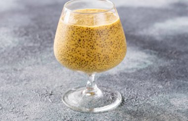 Mango hamurlu Chia pudingi ve badem sütü