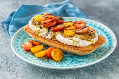 Burrata peyniri, pesto ve domatesli