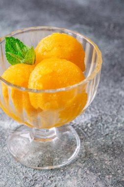 Cam kasede mango kepçesi