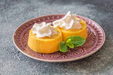 Bir porsiyon mango ve kremalı jelatinli tatlı.