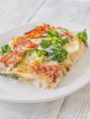 Kremalı brokoli ve sarımsaklı mozzarella soslu pastırma.