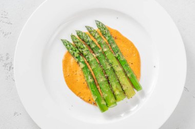 Tabakta romesco soslu kuşkonmaz.