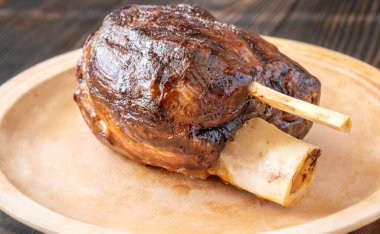 Tabakta jöleli domuz eti var.