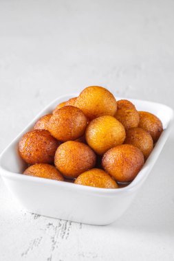 Şuruba batırılmış Gulab Jamun Hint tatlısı.