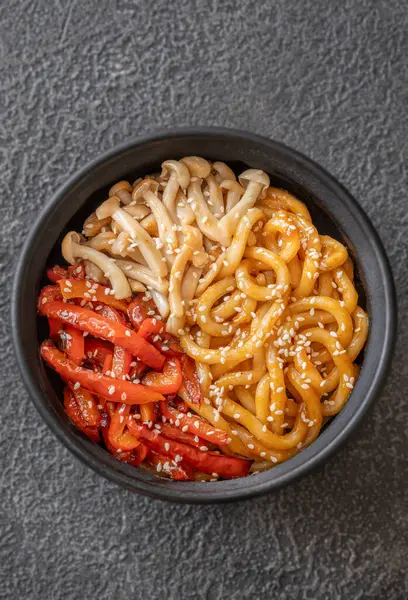 stock image Bowl of udon noodles with bell pepper and mushrooms