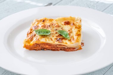 Beyaz tabakta fırında lazanya.