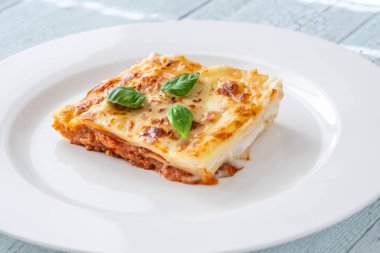 Beyaz tabakta fırında lazanya.