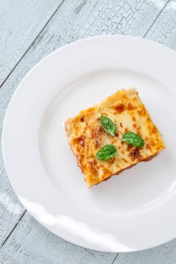 Beyaz tabakta fırında lazanya.