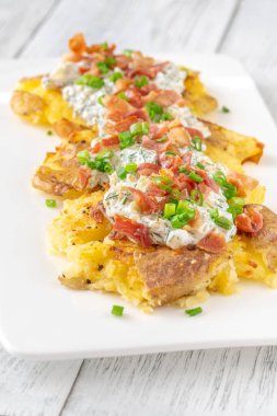 Patates püresi ve ekşi krema sosu.