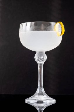 Alevli limon aromalı kokteyl ver bana.