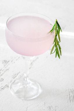 Mor Günbatımı Kokteyli Biberiye filizi ile süslenmiş