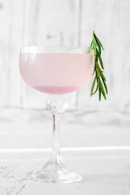 Mor Günbatımı Kokteyli Biberiye filizi ile süslenmiş