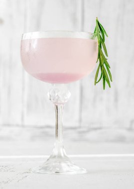 Mor Günbatımı Kokteyli Biberiye filizi ile süslenmiş