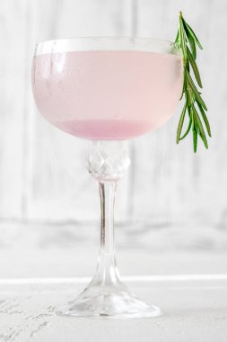 Mor Günbatımı Kokteyli Biberiye filizi ile süslenmiş