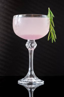 Mor Günbatımı Kokteyli Biberiye filizi ile süslenmiş