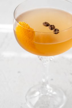 Bermondsey Minute Kokteyli. Portakal tadı ve kahve çekirdekleri ile süslenmiş.