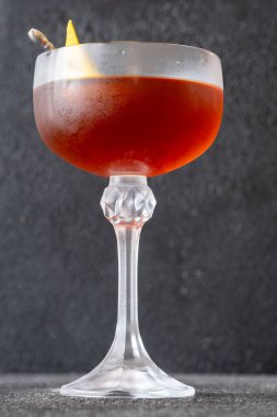 Zencefille süslenmiş geyik kokteyli.