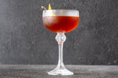 Zencefille süslenmiş geyik kokteyli.