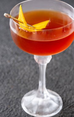 Zencefille süslenmiş geyik kokteyli.