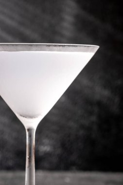 Martini bardağı Lavanta ve Kara Biber Kokteyli.