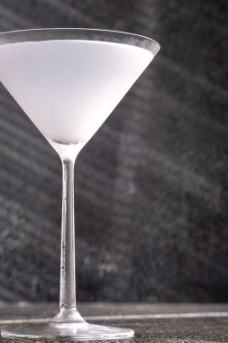 Martini bardağı Lavanta ve Kara Biber Kokteyli.