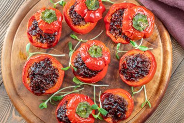 Kırmızı dolma biber ve kıyma.