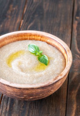 Ahşap arka planda bir kase Amaranth lapası.