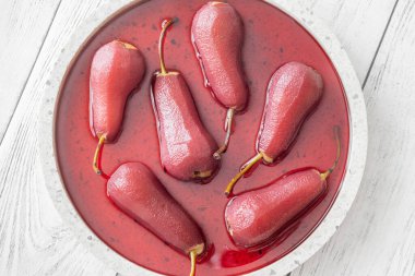 Kırmızı şarap tatlı ve baharatlı armut.