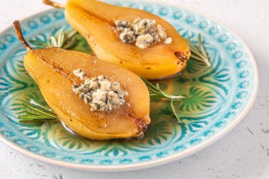 Şarap armudunda rokfor peynirli baharatlı.