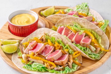 Peynir soslu cızırdayan ton balığı Fajitas