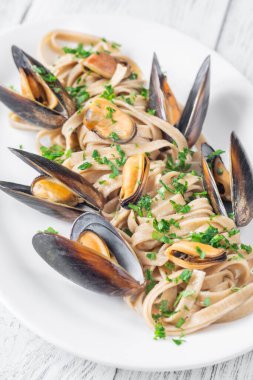 Bir tabak taze midyeli kremalı fettuccine..