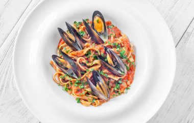 Bir tabak lezzetli midye ve fettucine makarna.