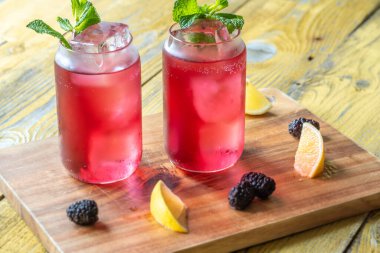 Ferahlatıcı bir böğürtlen kokteyli naneli, limonlu ve ballı, köpüklü.