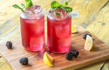 Ferahlatıcı bir böğürtlen kokteyli naneli, limonlu ve ballı, köpüklü.