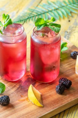 Ferahlatıcı bir böğürtlen kokteyli naneli, limonlu ve ballı, köpüklü.